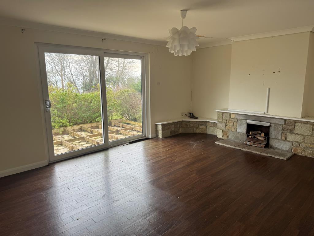 Lot: 142 - DETACHED BUNGALOW WITH STRUCTURAL MOVEMENT - The Living Room